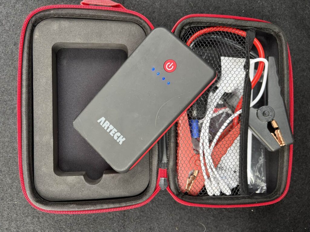 専用ポーチの緩衝材の型抜きから本体を取り出したところ。本体の形に合わせて窪みが成形されている