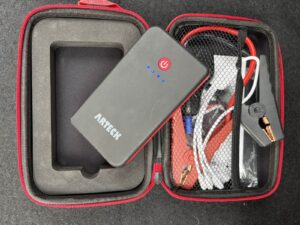 専用ポーチの緩衝材の型抜きから本体を取り出したところ。本体の形に合わせて窪みが成形されている